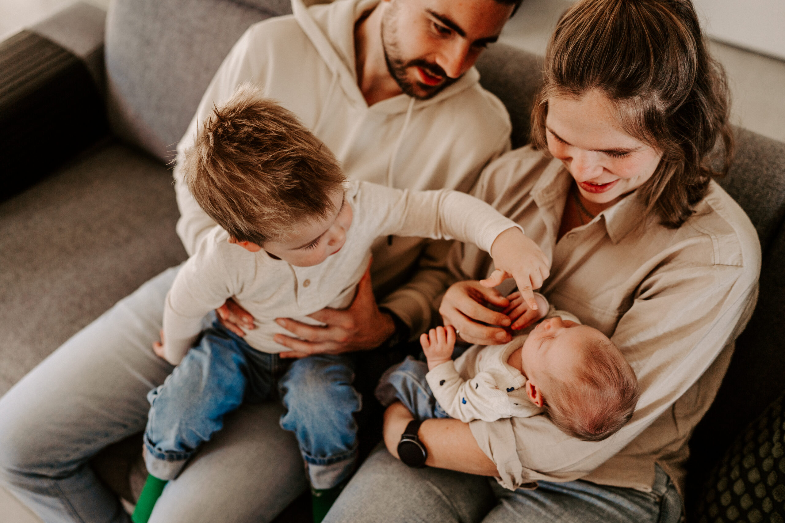 pasgeboren baby fotoshoot thuis op de bank in zeeland