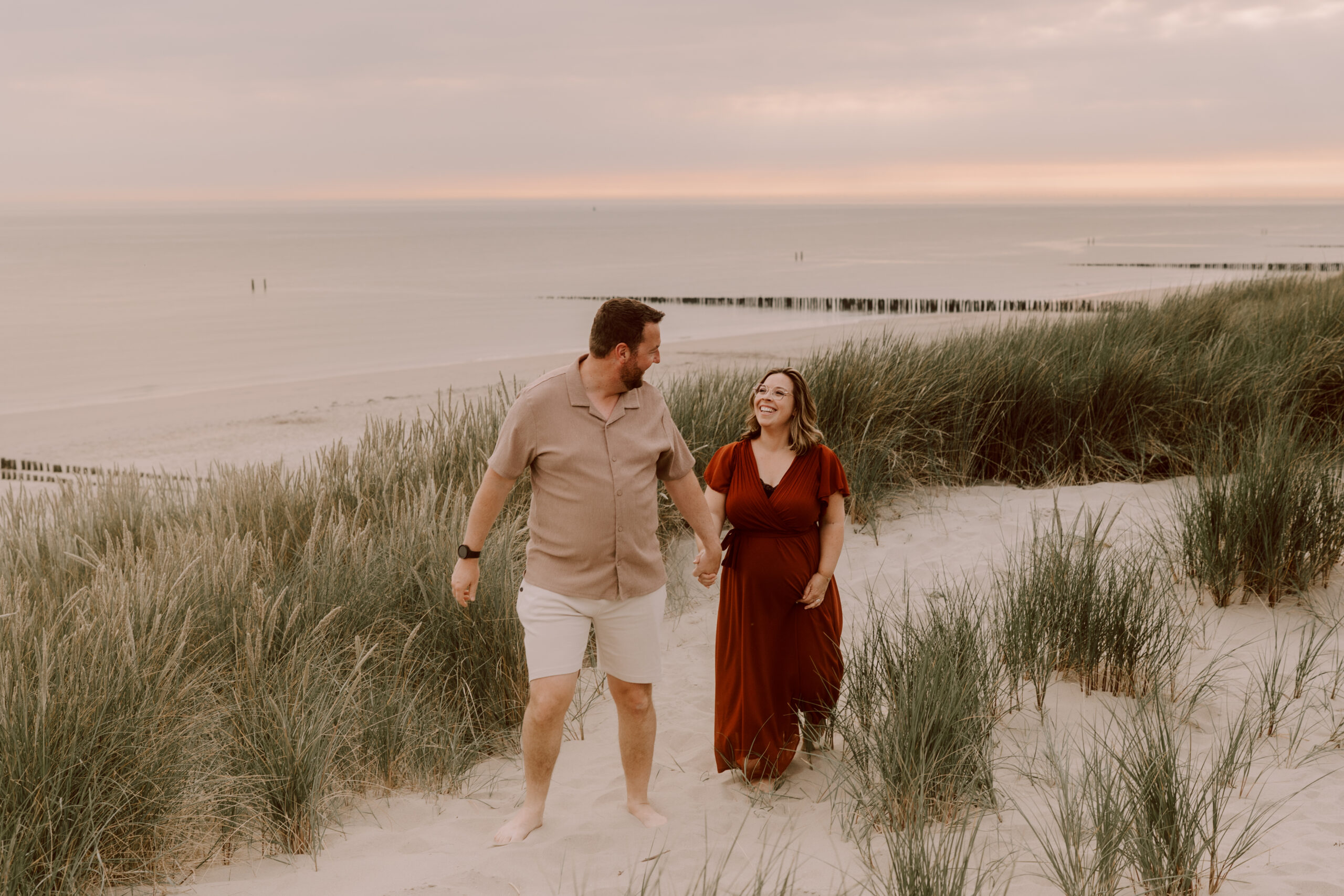 Zwangerschapshoot op het strand in Zeeland
